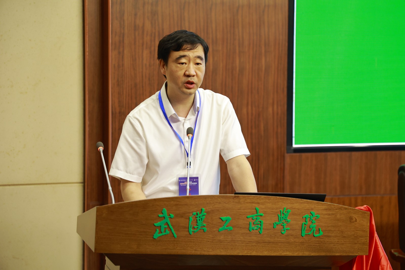 图为双碳创新合作平台负责人、武汉工商学院教师薛菲博士发言  摄影：胡毅.JPG